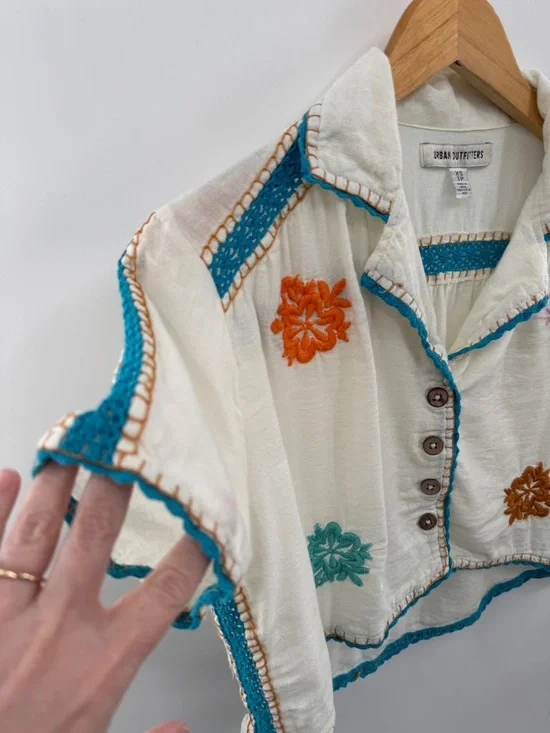 Urban Outfitters Top Rowan Embroidered Button Down Boxy Shirt XS - Picture 6 of 11